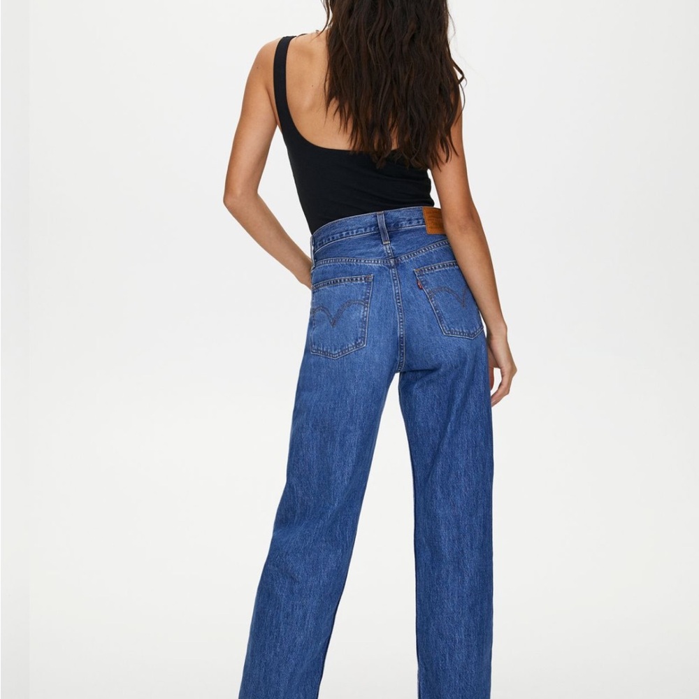 LEVI’s MEDIUM DARK WASH DAD JEANS